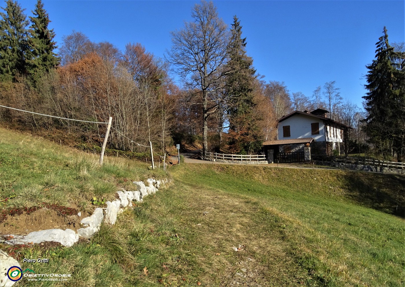 65 Seguendo tratto del percorso 'Giro del Monte Castello'.JPG